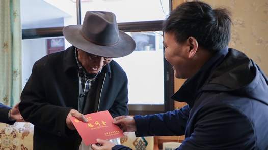 西藏自治区总工会开展“西藏民主改革65周年”走访慰问活动