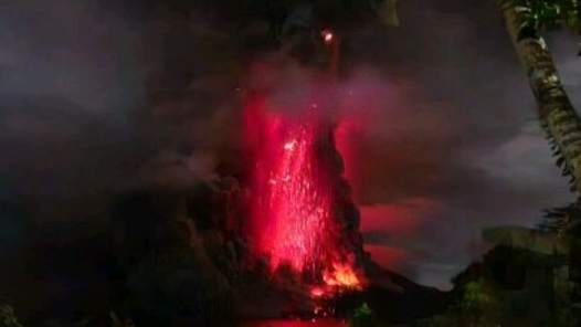 印尼鲁昂火山再次喷发 火山灰柱高度达3000米